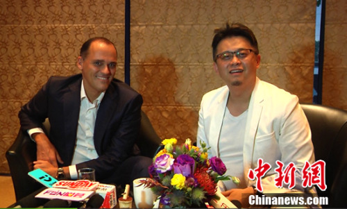 宝格丽大中华区总经理平兴韬（左）一风艺术设计创意集团CEO马兴文（右）接受媒体采访