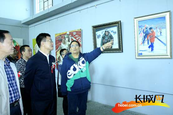 参加开幕式的嘉宾们观看书画摄影展。长城网 张世豪 摄