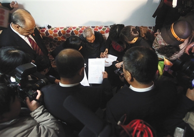 法官宣读无罪判决书，呼格父母签字。新京报记者郭铁流摄