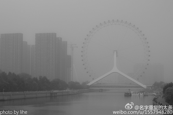 18日，雾霾笼罩下的天津。（图片来源：微博@名字重复的太多）