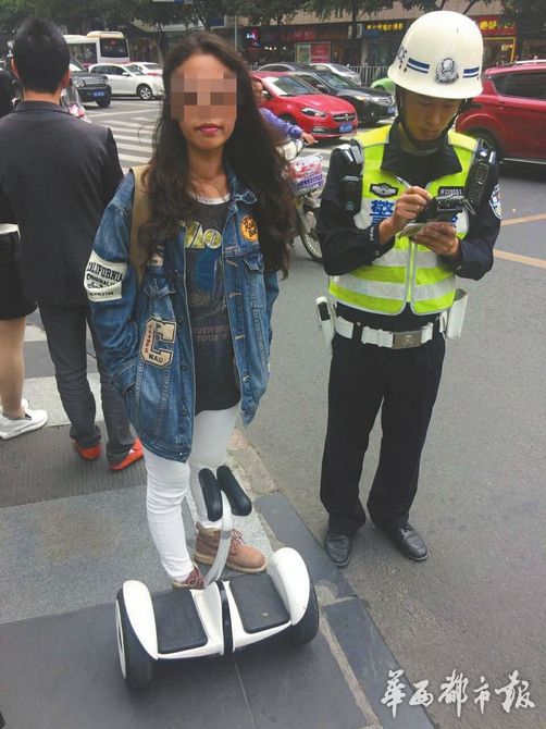 一位骑电动平衡车上路的女士被交警处罚。