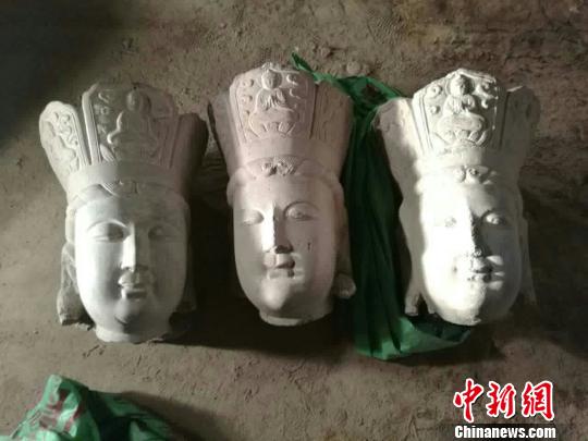图为被追回的3尊明代石造佛像头　警方供图　摄