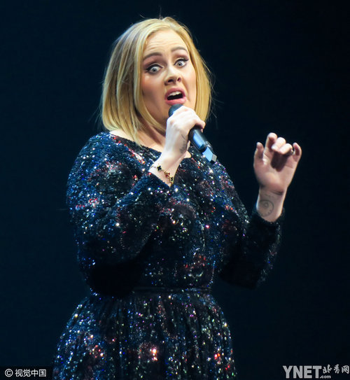 阿黛尔霸气扯嗓飙歌 瞪眼瘪嘴变表情包