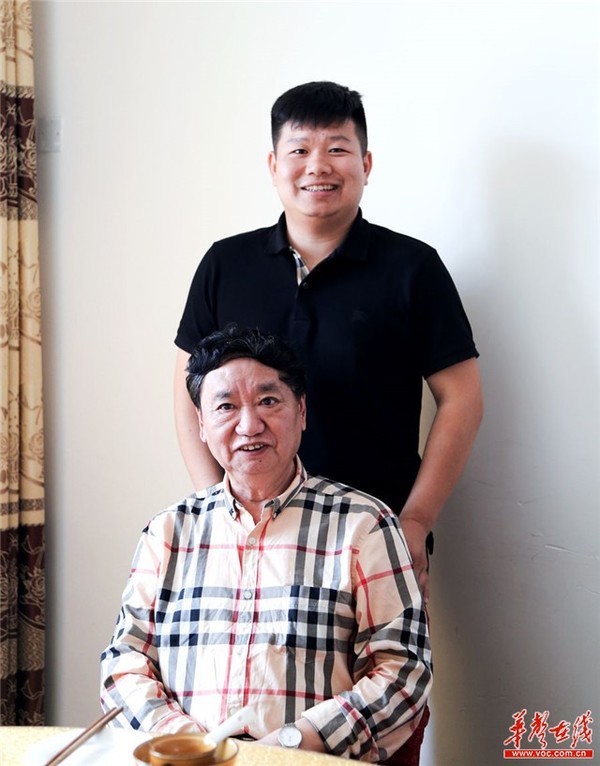 尹露拜会湘菜大师王墨泉并合影。