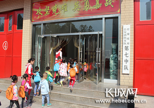 幼儿园师生参观消防站 。图片由石家庄公安消防支队提供