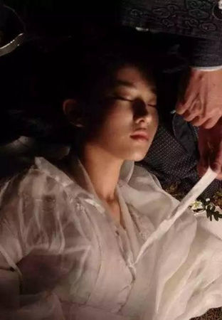 拍床戏被无故吃豆腐的女星 假戏真做无人帮忙太受伤