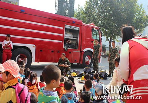 幼儿园师生参观消防站 。图片由石家庄公安消防支队提供