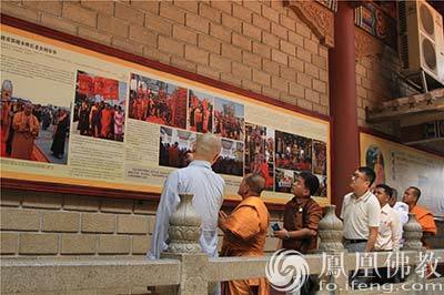 弘法寺知客顿信法师为僧王一行介绍（图片来源：凤凰佛教）