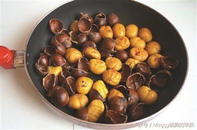 用平底锅巧剥栗子皮_凤凰资讯