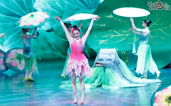 她苦练杂技14年终亮相重庆之夜 炫动莲花收