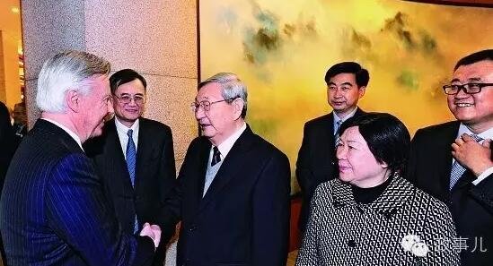　　图：2014年10月，朱镕基和夫人劳安会见参加年会的顾问委员