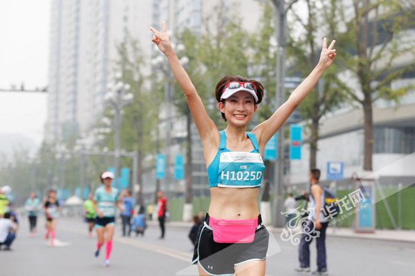 重庆国际女子半程马拉松赛吸引到众多美女参赛。记者 石涛 摄