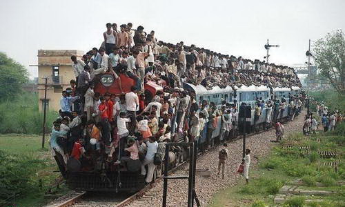 直击最可怕的印度火车 比北京地铁早高峰还挤