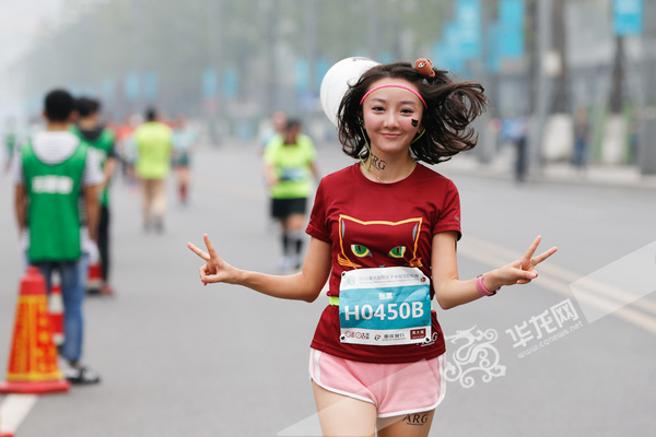 奔跑中的美女。记者 石涛 摄