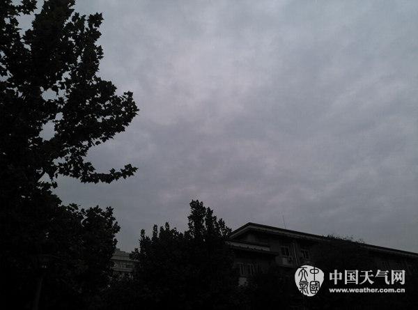 10月24日6时许，北京天空阴沉，大部地区能见度在3-5公里。