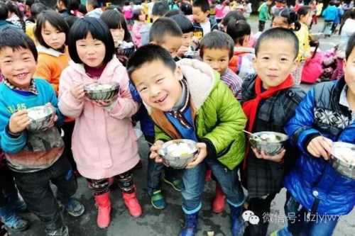 雷波县农村学校孩子吃着可口的午餐(摄于2014年)图片来自：四川凉山州人民政府网站
