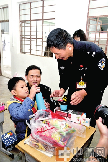 天冷了,周水斌还给孩子们买来暖水杯