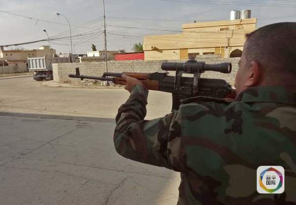 10月21日，在伊拉克基尔库克市，一名库尔德安全部队士兵参与战斗。 （新华社/法新）