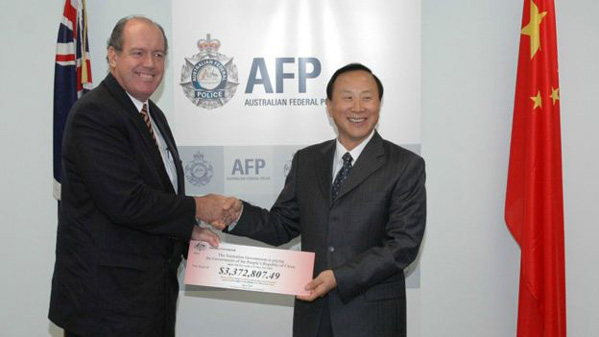 　　2007年6月，澳大利亚司法和海关部长约翰斯顿（左）向中国公安部副部长张新枫（右）移交闫永明案赃款。