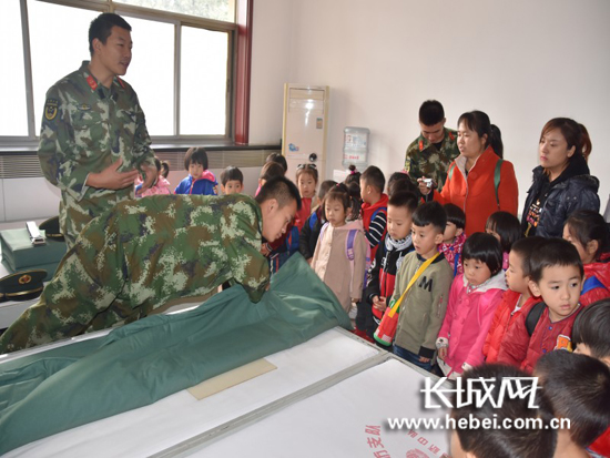 消防官兵教小朋友们“叠豆腐块”。郭星怡供图