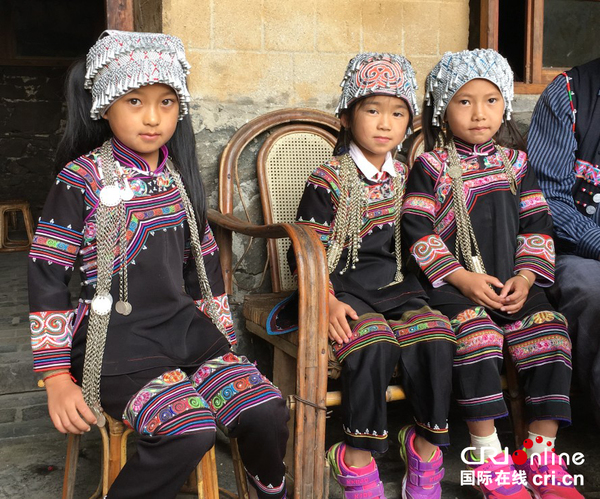 哈尼族儿童传统服饰