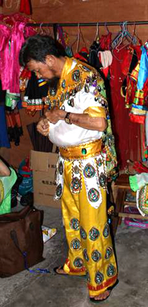 约相在后台为表演做准备（人民网记者曹昆摄）