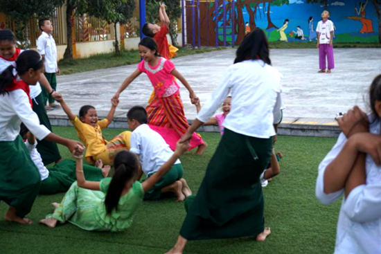 玩耍中的“小小留学生”（人民网记者崔競文摄）