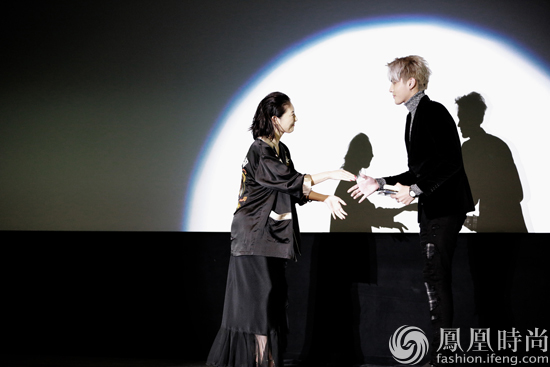 吴亦凡获金鹤奖最佳男主角 黑衣银发引领绅士