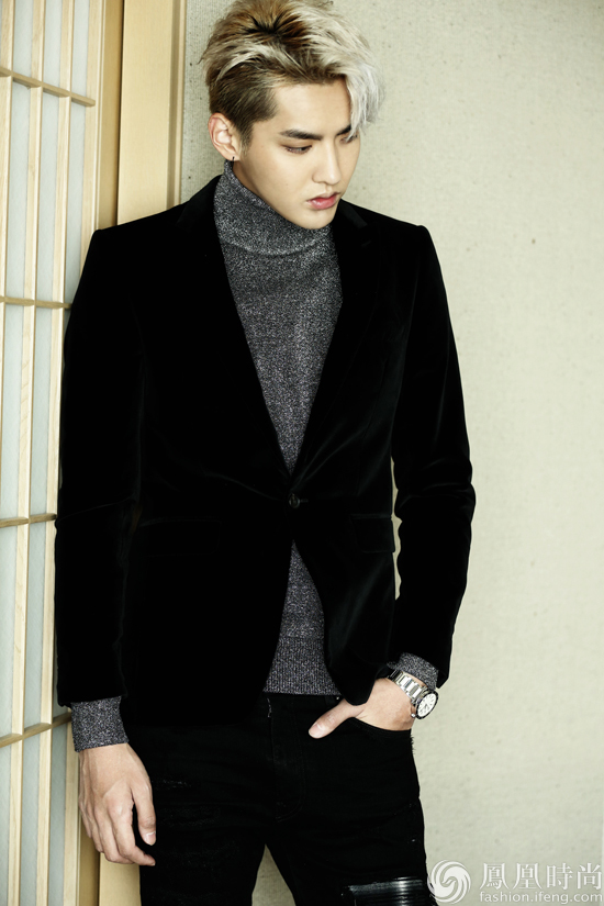 吴亦凡获金鹤奖最佳男主角 黑衣银发引领绅士