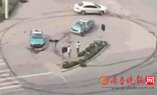 张超撞倒卢某旗夫妇后，围着现场转了好几圈。 资料图片