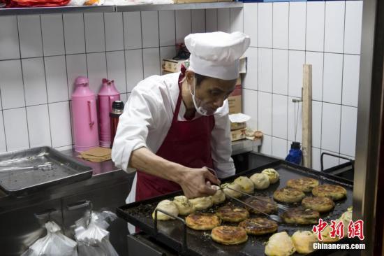 “阿大”人气依旧。 中新社发 王冈 摄 图片来源:CNSPHOTO