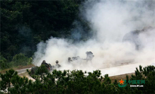 驻港部队举行香江卫士 2016D联合实兵演习