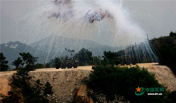 驻港部队举行香江卫士 2016D联合实兵演习