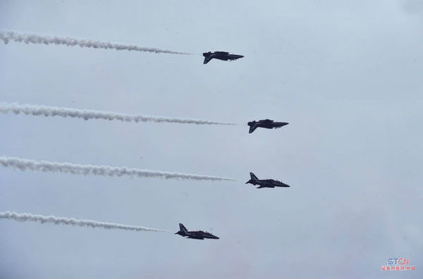 (图)中国航展今日开幕 英国红箭飞行表演队