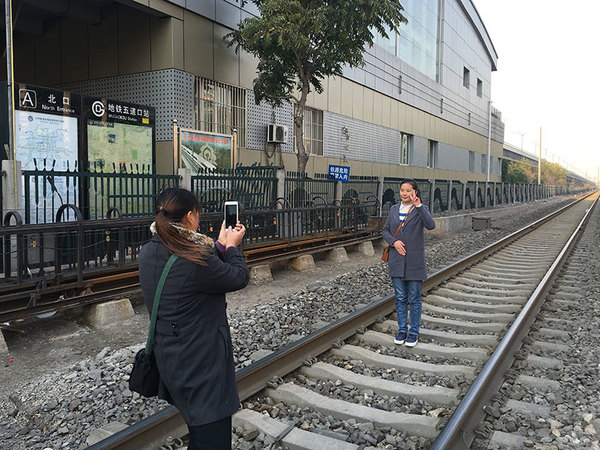 11月1日起，位于海淀区的铁路平交道口“五道口”将被拆除，部分市民前来留影纪念。人民网 鲍聪颖摄