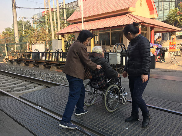 铁路道口的存在给市民出行造成诸多不便。人民网 鲍聪颖摄