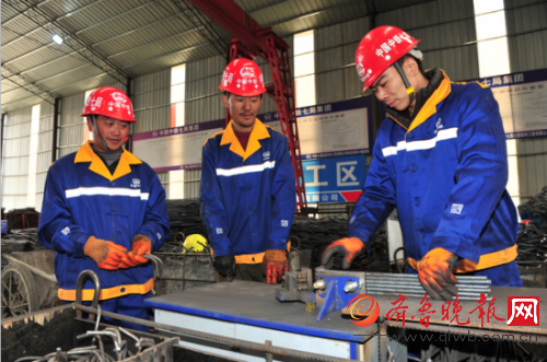 中铁七局施工人员在精心制作钢筋预制件