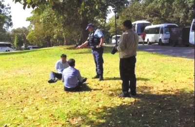 两中国游客在澳洲随地便溺被逮捕