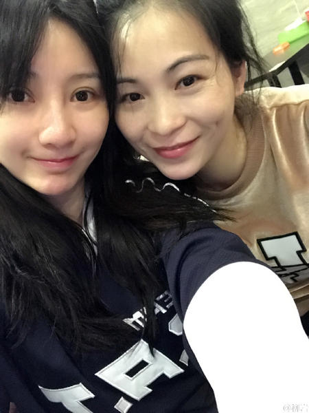 　　柳岩素颜与闺蜜自拍。