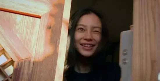 　　Angelababy睡醒后素颜照