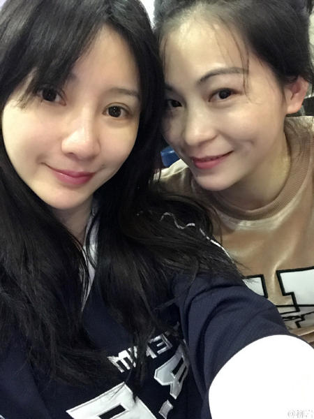 　　还有网友调侃：“女神素颜好美，就是有点认不出。”