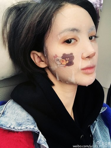 金晨敷面膜撞脸娜扎 网友:脸上的小动物好抢眼