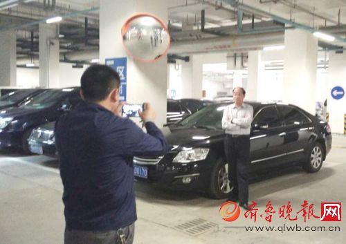 济南一单位公车封存之前，公务人员再跟昔日爱车合个影。（资料片） 齐鲁晚报记者刘雅菲摄