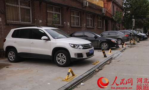 图为石家庄东里苑小区外西侧道路存在乱设地桩问题。