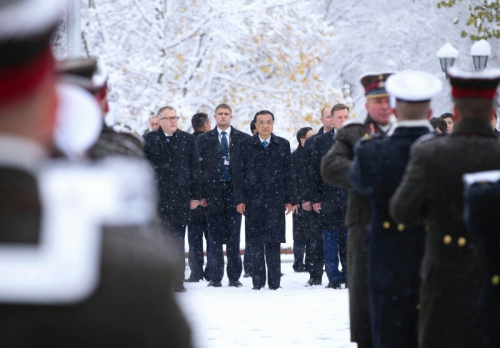 拉脱维亚总理在飞雪中举行仪式迎接李克强 (图)