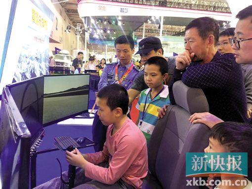 ■小学生在体验VR飞行体验系统。