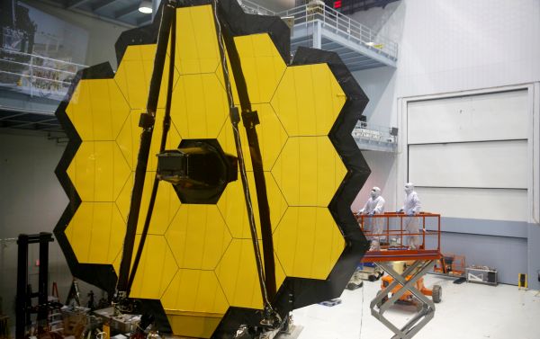 2日，在马里兰州戈达德航天中心，NASA的工作人员正在检视詹姆斯·韦布太空望远镜。（路透社)