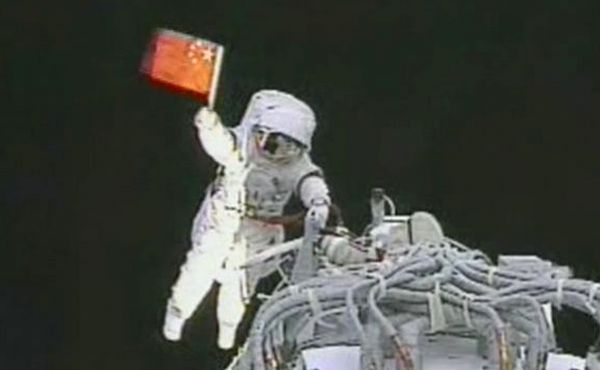 资料图片：2008年9月27日，执行神舟七号载人航天飞行出舱活动任务的航天员翟志刚出舱后挥动中国国旗（摄于北京航天飞行控制中心大屏幕）。 新华社发
