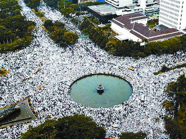 抗议者在雅加达集会（网页截图）