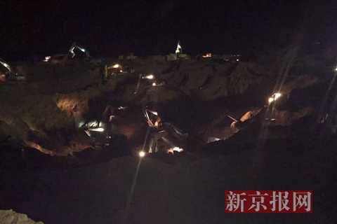 　　▲8日凌晨，救援现场挖掘机仍在作业。新京报记者 摄